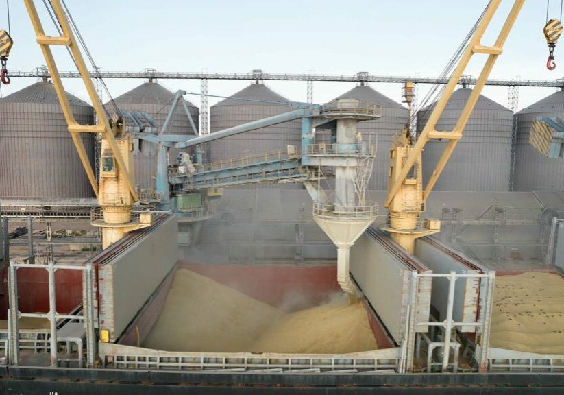 Getty_filling_export_ship_with_grain_1800x1012_elena_larina Getty_filling_export_ship_with_grain_1800x1012_elena_larina